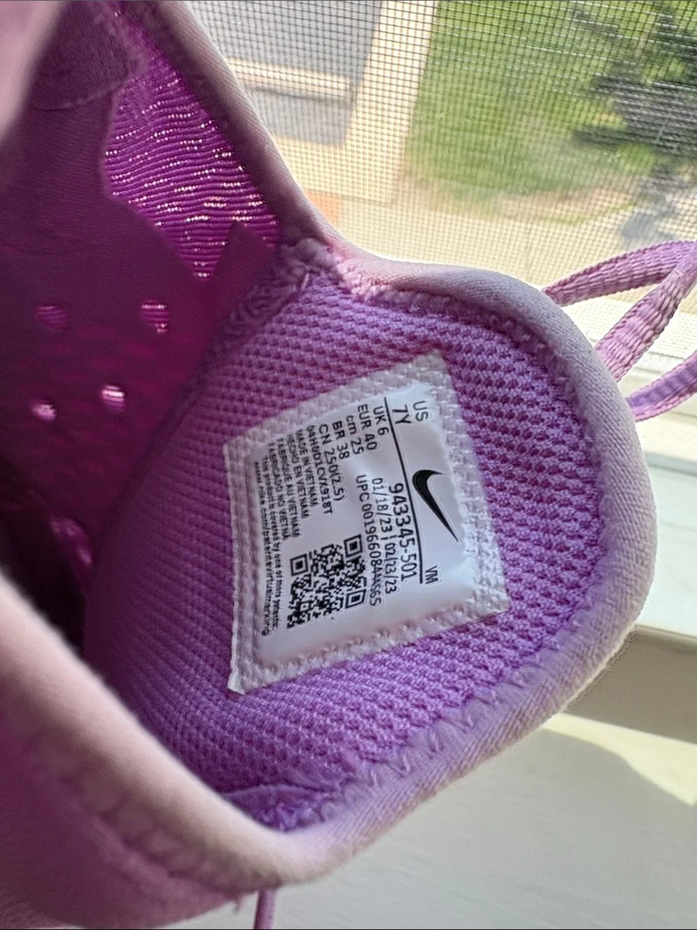 Nike Air Max 270 - YOUTH SIZE